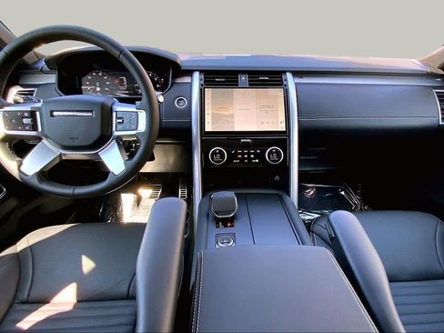 Used 2025 Land Rover Discovery Dynamic SE AWD/4WD image 14