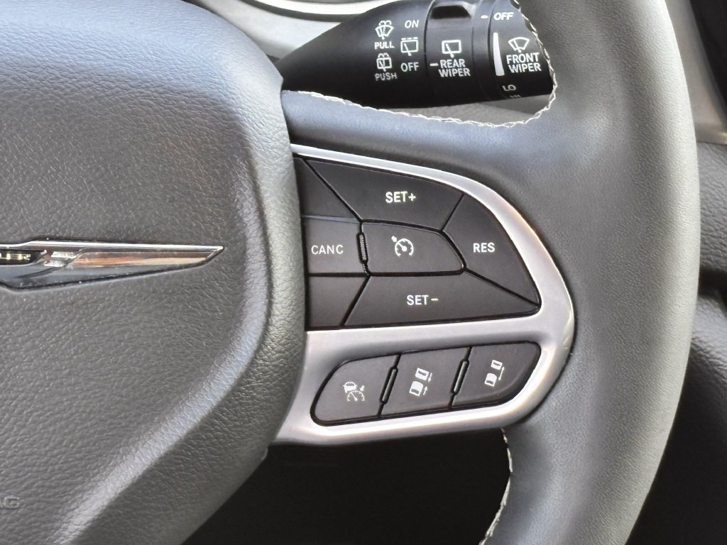 Used 2025 Chrysler Pacifica Select FWD image 12