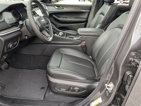 New 2025 Jeep Grand Cherokee Limited w/ Luxury Tech Group II image 14