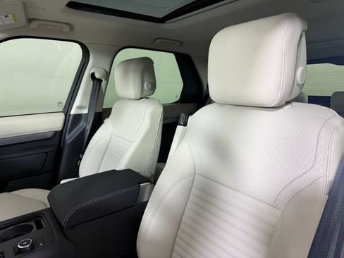 Used 2025 Land Rover Discovery Dynamic SE AWD/4WD image 6