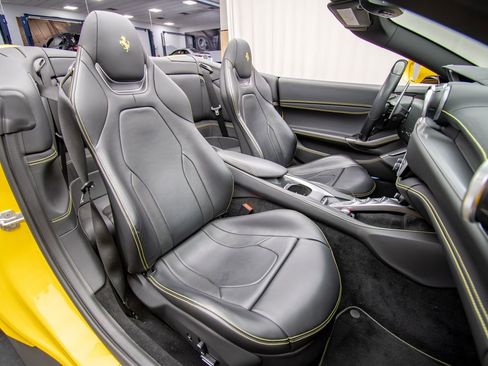 Used 2019 Ferrari Portofino RWD image 23
