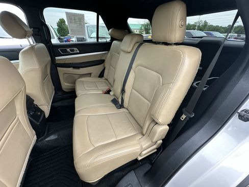 Used 2017 Ford Explorer XLT w/ Equipment Group 202A AWD/4WD image 32