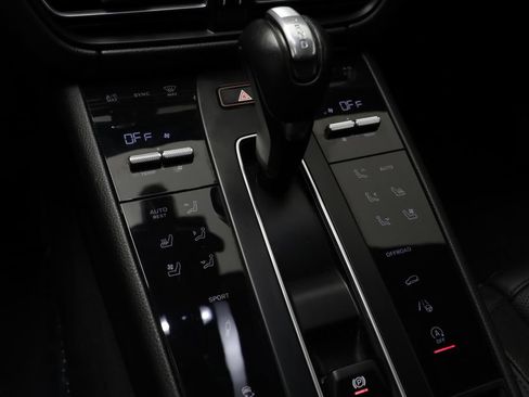 Used 2024 Porsche Macan AWD/4WD image 11