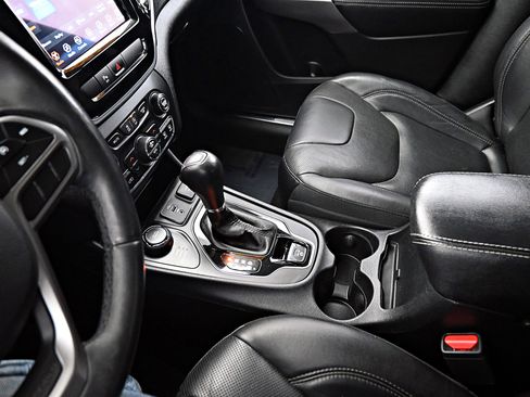 Used 2019 Jeep Cherokee Limited image 18