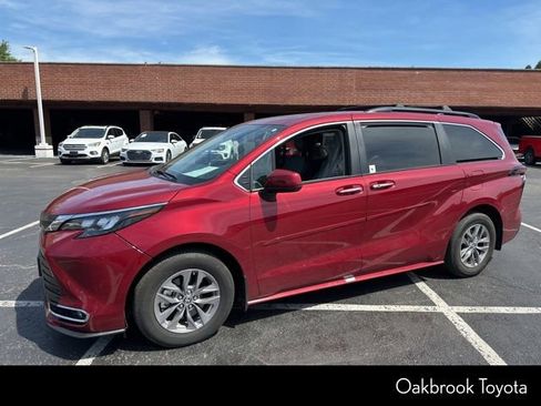 Used 2024 Toyota Sienna XLE FWD image 3