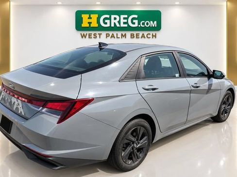 Used 2022 Hyundai Elantra SEL w/ Preferred Accessory Package FWD image 6