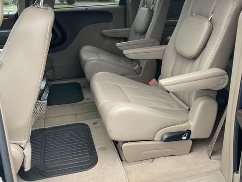 Used 2014 Chrysler Town & Country Touring FWD image 13