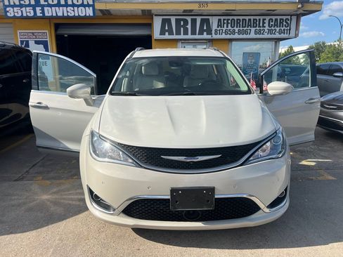 Used 2020 Chrysler Pacifica Touring-L Plus FWD image 8