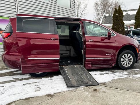 Used 2018 Chrysler Pacifica Touring-L image 3