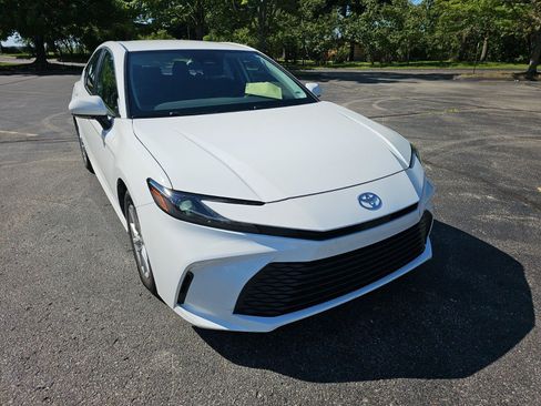 Used 2025 Toyota Camry LE FWD image 8