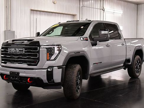 Used 2025 GMC Sierra 2500 AT4 AWD/4WD image 3