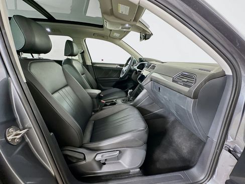 Used 2024 Volkswagen Tiguan SE image 32
