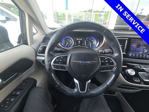 Used 2017 Chrysler Pacifica Touring-L FWD image 5