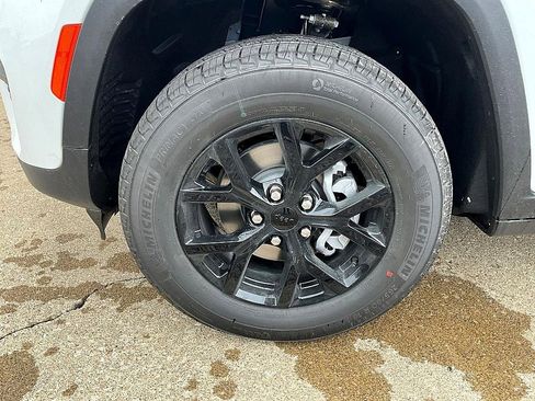 New 2025 Jeep Grand Cherokee Altitude image 11