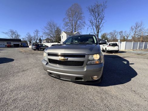 Used 2007 Chevrolet Suburban LT w/ LT Preferred Equipment Group image 2