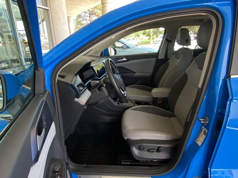 Used 2023 Volkswagen Taos SE w/ Panoramic Sunroof Package FWD image 26