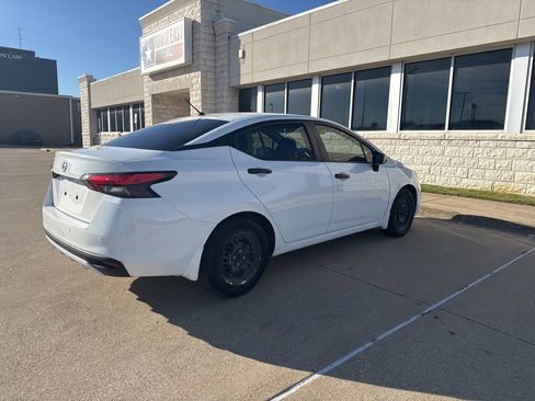 Used 2021 Nissan Versa S image 5