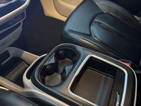 Used 2023 Chrysler Pacifica Touring-L image 26