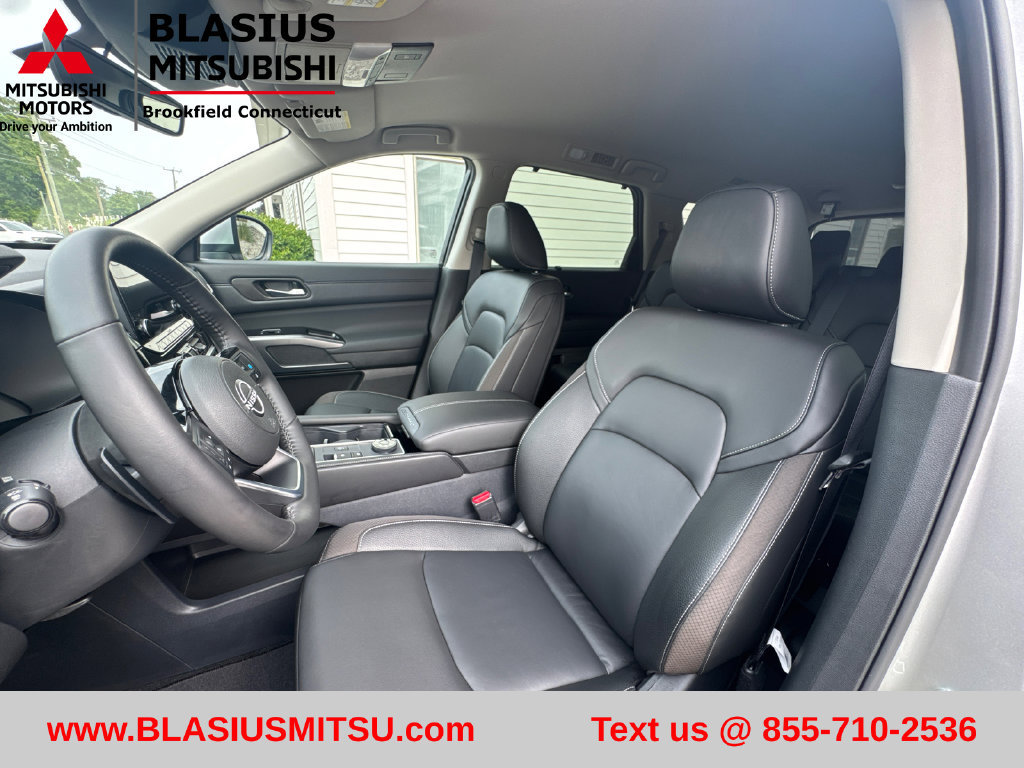 Used 2025 Nissan Pathfinder SL AWD/4WD image 13