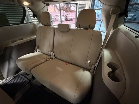 Used 2019 Toyota Sienna XLE image 8