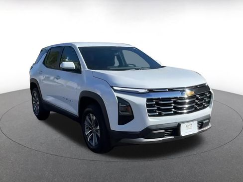 Used 2025 Chevrolet Equinox LT image 3