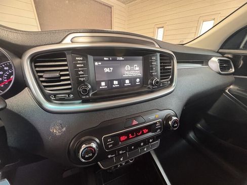 Used 2020 Kia Sorento LX w/ LX I4 Convenience Package image 19