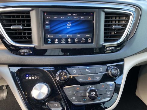 Used 2019 Chrysler Pacifica LX image 10