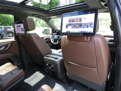 Used 2023 Chevrolet Suburban High Country w/ Premium Package 2 AWD/4WD image 18