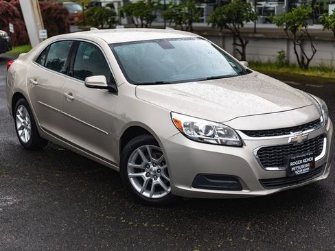 Used 2015 Chevrolet Malibu LT w/ Power Convenience Package FWD image 2