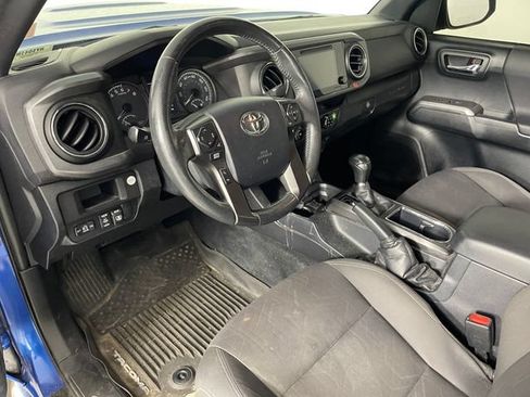 Used 2017 Toyota Tacoma TRD Sport w/ Tow Package (A/T) AWD/4WD image 3