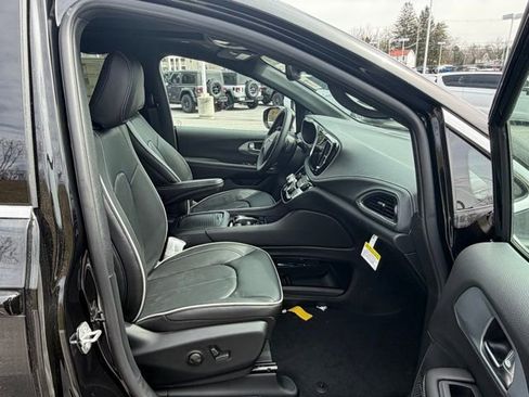 New 2026 Chrysler Pacifica Limited w/ Uconnect Theater Family Group FWD image 66