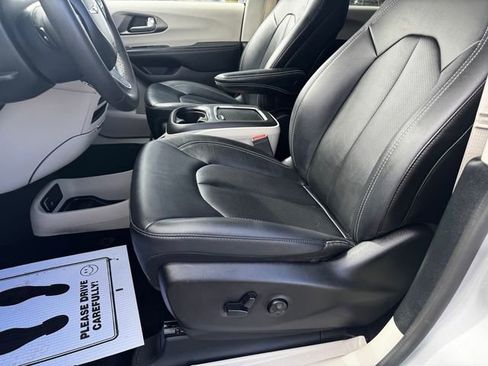 Certified 2024 Chrysler Pacifica Select image 23