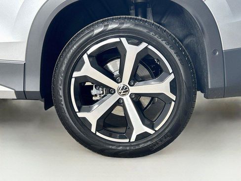 Used 2025 Volkswagen Tiguan SE AWD/4WD image 31