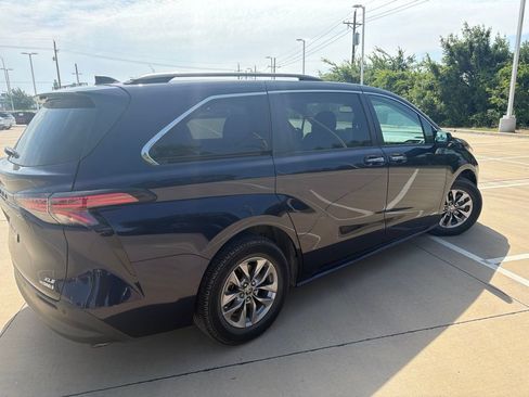Used 2021 Toyota Sienna XLE FWD image 3