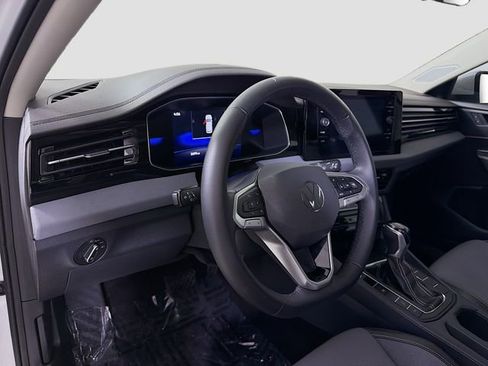 Used 2025 Volkswagen Jetta SE w/ Sunroof Package image 9