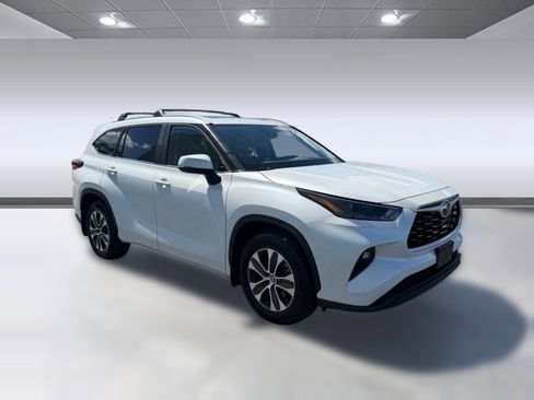 Used 2023 Toyota Highlander XLE image 7