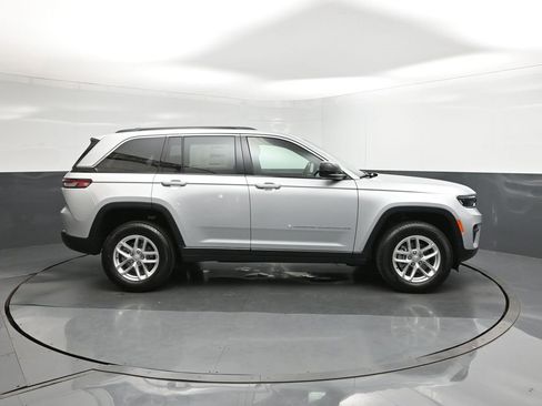 New 2025 Jeep Grand Cherokee Laredo image 26