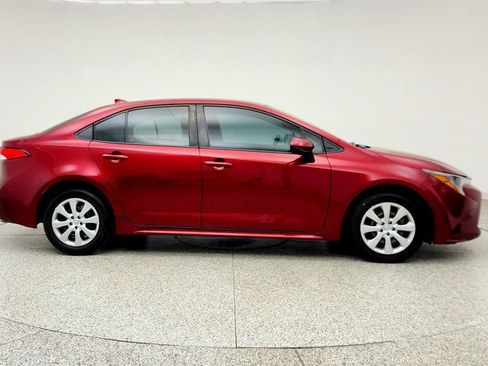 Used 2022 Toyota Corolla LE FWD image 4