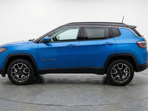 Used 2025 Jeep Compass Trailhawk w/ Trailer Tow Group AWD/4WD image 5