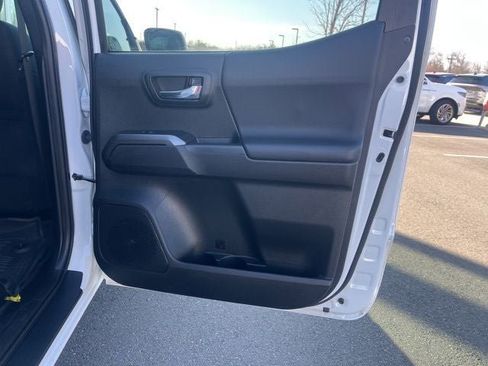 Used 2021 Toyota Tacoma TRD Sport w/ Technology Package image 17