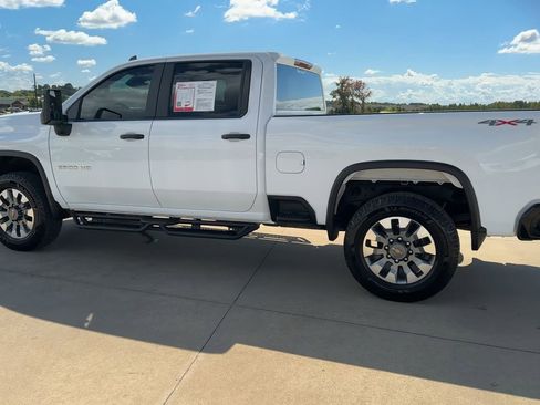 Used 2024 Chevrolet Silverado 2500 Custom w/ Custom Value Package image 5
