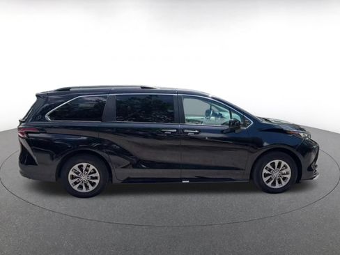 Used 2025 Toyota Sienna XLE FWD image 15