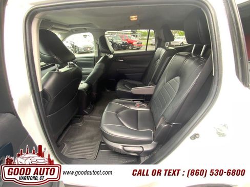 Used 2023 Toyota Highlander XLE AWD/4WD image 12