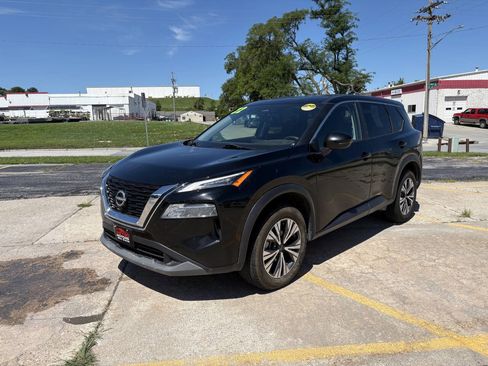 Used 2022 Nissan Rogue SV image 2