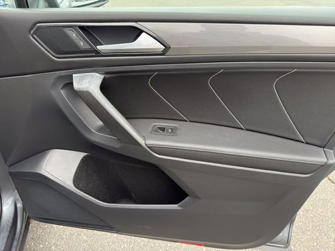 Used 2022 Volkswagen Tiguan SE image 34