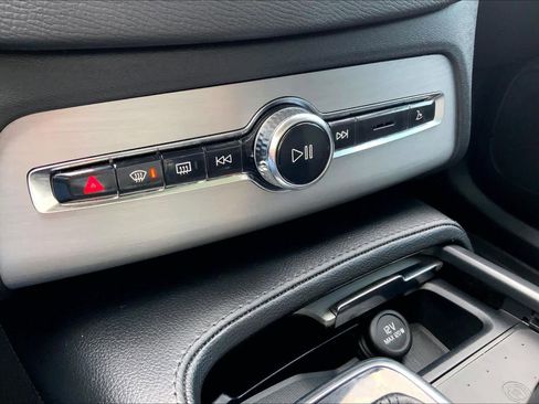 Used 2021 Volvo XC90 T5 Momentum w/ Protection Package Premier image 32