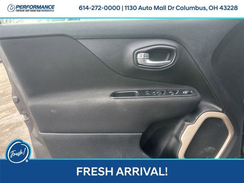 Used 2016 Jeep Renegade Latitude w/ Cold Weather Group image 11