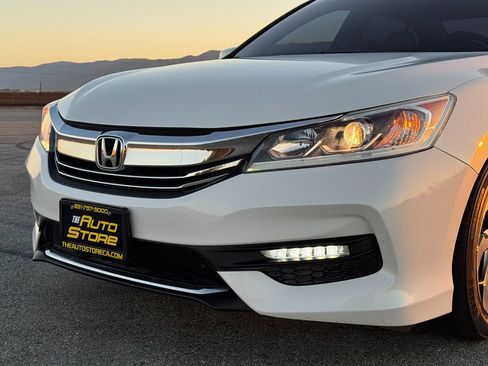 Used 2017 Honda Accord EX-L image 11