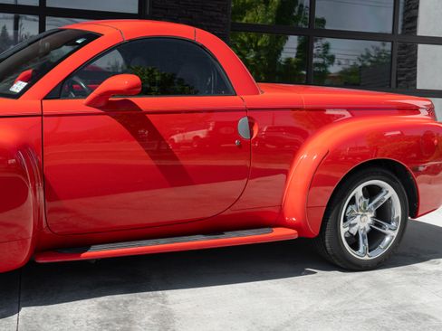 Used 2005 Chevrolet SSR w/ Preferred Equipment Group RWD image 6