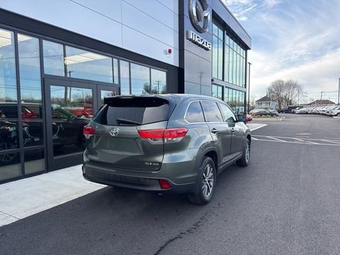 Used 2018 Toyota Highlander XLE image 3